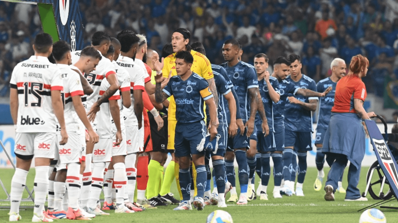 Jogadores de Cruzeiro e São Paulo (foto: Leandro Couri/EM/D.A Press)