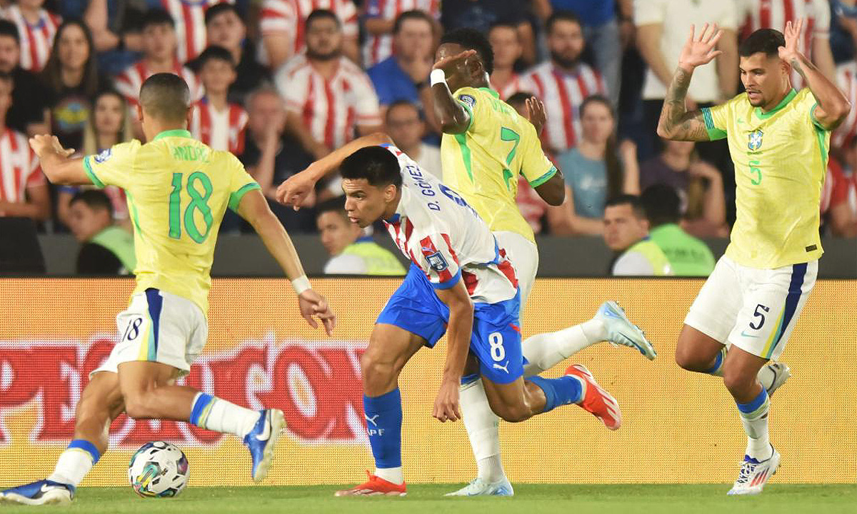 Diego Gómez fez o gol da vitória do Paraguai sobre o Brasil (foto: JOSE BOGADO/AFP)