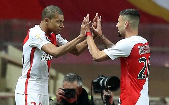 Mbappé e Gabriel Boschilia (foto: AFP )