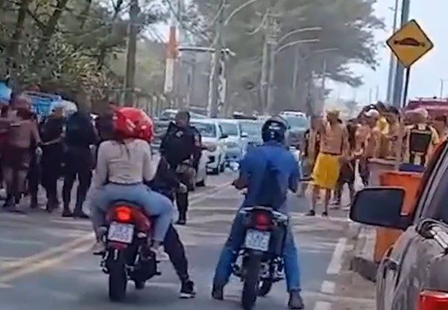 Torcedores de Flamengo e Peñarol brigam em praia do Rio de Janeiro (foto: Reprodução)