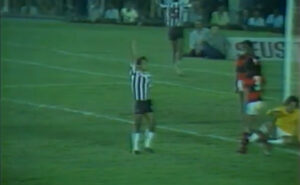 Reinaldo comemora gol pelo Atlético diante do Flamengo na Libertadores de 1981 (foto: Reprodução/YouTube)