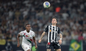 Arias e Bernard em confronto entre Fluminense e Atlético em 2024 (foto: Pedro Souza / Atlético)