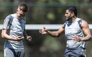 Bruno Fuchs e Hulk durante treino do Atlético na Cidade do Galo (31/8) (foto: Pedro Souza/Atlético)