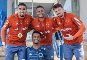 Gabriel Araújo ao lado de jogadores do Cruzeiro (foto: Gustavo Aleixo/Cruzeiro)