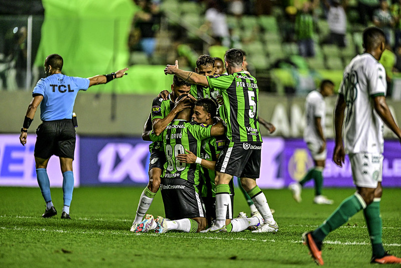 Jogadores do América ajoelhados comemorando gol (foto: Mourão Panda/América)