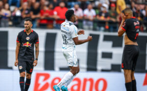 Jemerson, ex-Atlético, em comemoração de gol pelo Grêmio diante do RB Bragantino na 26ª rodada do Campeonato Brasileiro (foto: Lucas Uebel/Grêmio)