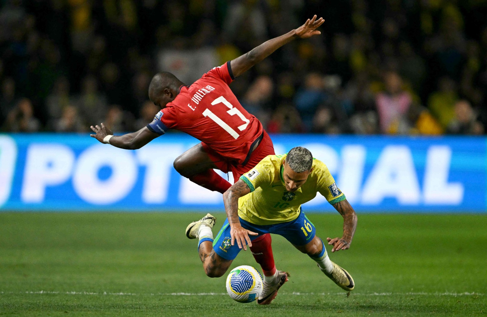 Guilherme Arana em disputa de bola em Brasil x Equador (foto: Mauro Pimentel/AFP)