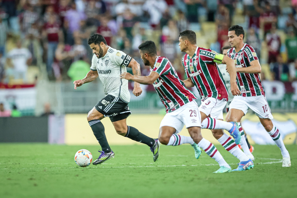 Hulk cercado por jogadores do Fluminense em jogo do Atlético na Libertadores (foto: Pedro Souza/Atlético)