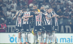 Jogadores do Atlético reúnem em campo antes de jogo contra o São Paulo (foto: Pedro Souza / Atlético)