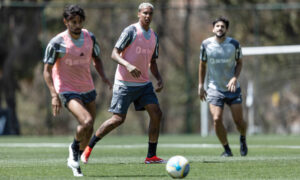 Scarpa e Deyverson em treino do Atlético (foto: Pedro Souza / Atlético)