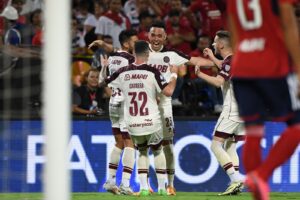 Jogadores do Lanús comemoram (foto: Jaime Saldarriaga/AFP)