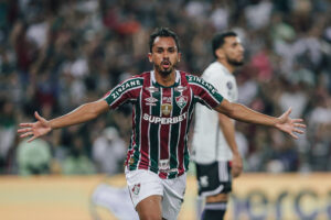 Lima abre os braços para comemorar gol do Fluminense contra o Atlético (foto: Lucas Merçon/Fluminense)