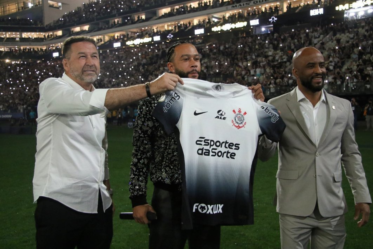 Memphis Depay ao lado de Augusto Melo e Fabinho Soldado (foto: Jose Manoel Idalgo / Corinthians)