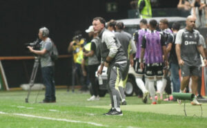 Técnico Gabriel Milito, do Atlético, em ação na Arena MRV durante duelo contra o São Paulo (foto: Edésio Ferreira/EM/D.A Press)