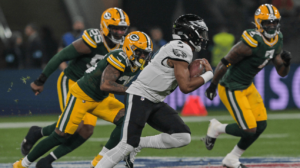 Jogadores de Philadelphia Eagles e Green Bay Packers no primeiro jogo da NFL no Brasil, na Neo Química Arena (foto: Nelson Almeida/AFP)