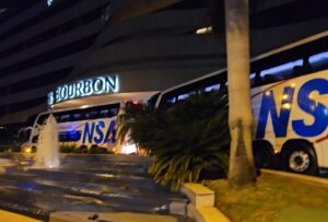 Ônibus do Cruzeiro em frente ao hotel em Luque, no Paraguai (foto: João Victor Pena/No Ataque)