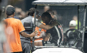 Volante Otávio, do Atlético, em momento de dores na Arena MRV (foto: Pedro Souza/Atlético)