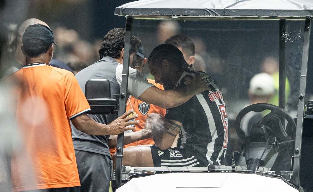 Volante Otávio, do Atlético, em momento de dores na Arena MRV (foto: Pedro Souza/Atlético)