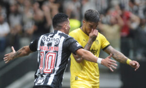 Paulinho comemora gol do Atlético sobre o Peñarol (foto: Alexandre Guzanshe/EM/D.A Press)