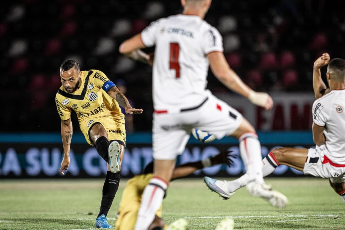 Lance de Botafogo-SP x Santos (foto: Raul Baretta/Santos)