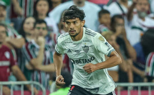 Gustavo Scarpa, meio-campista do Atlético, em ação contra o Fluminense (foto: Pedro Souza/Atlético)