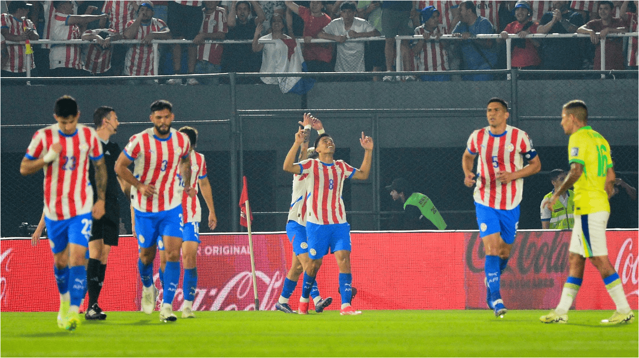 Jogadores da Seleção Paraguaia e da Seleção Brasileira (foto: Daniel Duarte/AFP)