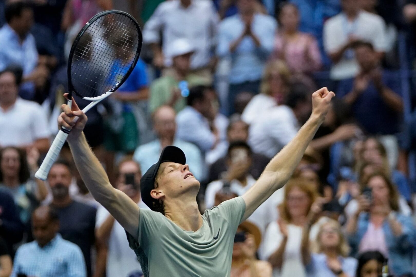 Sinner ergue os braços comemorando (foto: Timothy A. Clary/AFP)