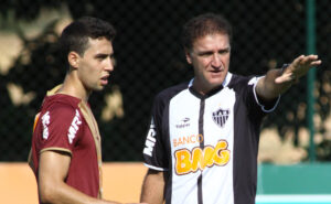 Fillipe Soutto e Cuca durante treinamento do Atlético na Cidade do Galo (2/11/2012) (foto: Rodrigo Clemente/Estado de Minas)