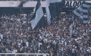 Torcedores do Atlético na Arena MRV durante vitória sobre o Bragantino (foto: Gladyston Rodrigues/EM/D.A Press)