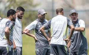 Gabriel Milito com jogadores do Atlético durante treino na Cidade do Galo (5/9) (foto: Pedro Souza/Atlético)