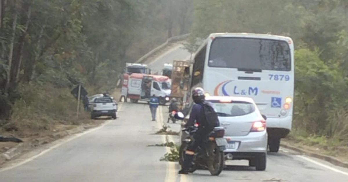 Três pessoas morrem em acidente entre carro e carreta na LMG-758, em Belo Oriente