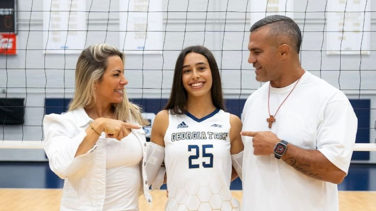 Vitoria Belfort ao lado dos pais, Joana Prado e Vitor Belfort (foto: Divulgação/ GT Volleyball)