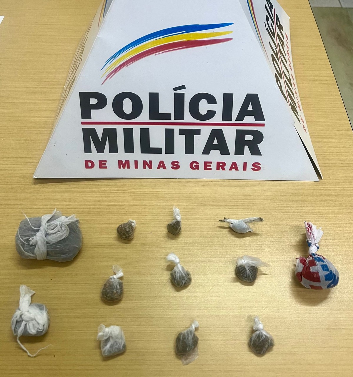 Suspeitos tentam despistar policiais, mas são detidos por tráfico de drogas em Ipatinga