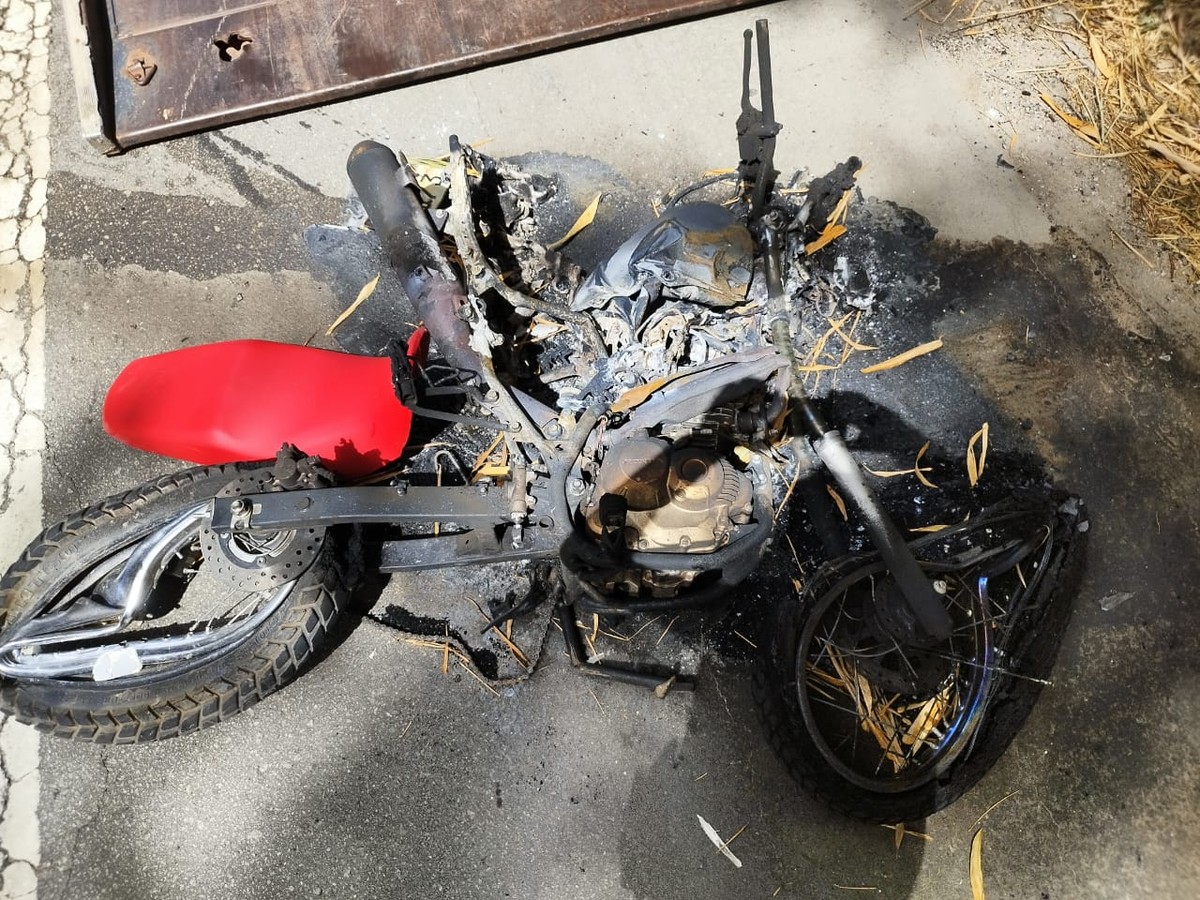 Batida frontal entre caminhão e moto deixa motociclista morto na BR-116 em Teófilo Otoni