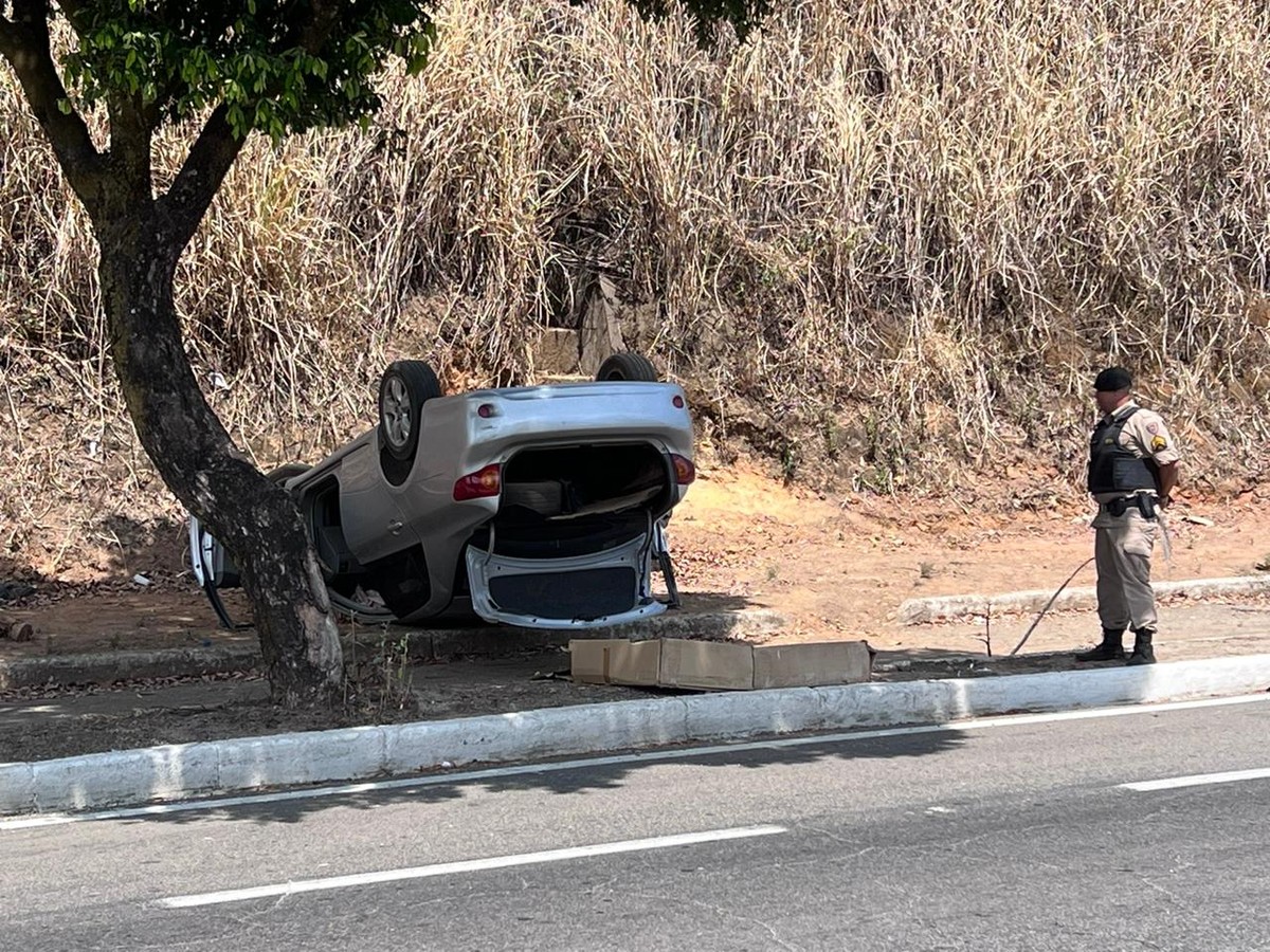 Motorista passa mal e capota carro no 'Morro da Usipa' em Ipatinga