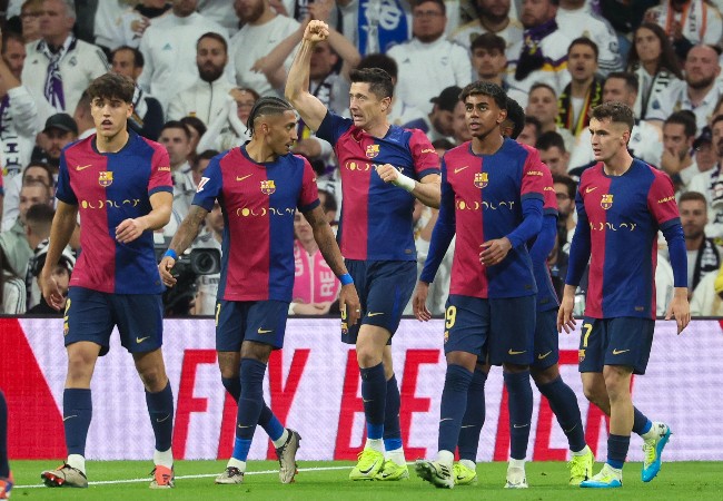 Jogadores do Barcelona comemoram gol em vitória por 4 a 0 sobre o Real Madrid, no Bernabéu (foto: Pierre-Philippe MARCOU / AFP)