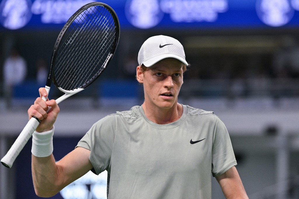 Em junho deste ano, Jannik Sinner se tornou o primeiro italiano a atingir o número 1 no ranking da ATP (foto: HECTOR RETAMAL / AFP)