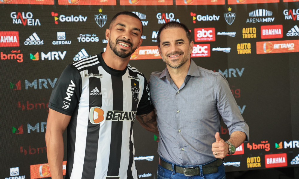 Paulo Henrique e Rodrigo Caetano em apresentação do jogador no Atlético - (foto: Pedro Souza/Atlético)