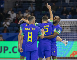 Jogadores do Brasil comemoram gol no Mundial de Futsal (foto: Leto Ribas/CBF)