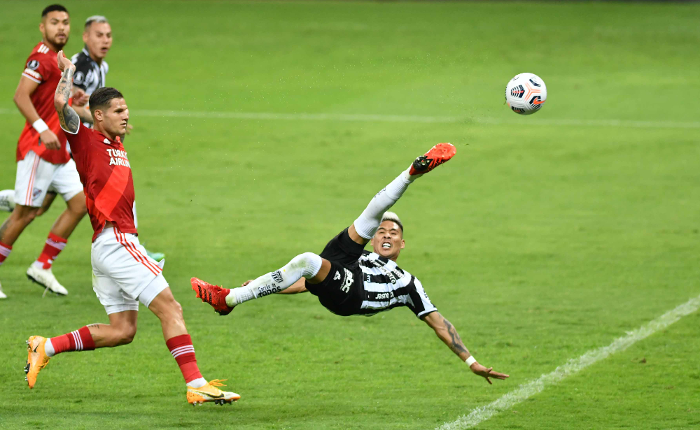 Gol antológico de Zaracho em duelo entre Atlético e River Plate pela Copa Libertadores de 2021 - (foto: Alexandre Guzanshe/EM/D.A Press)