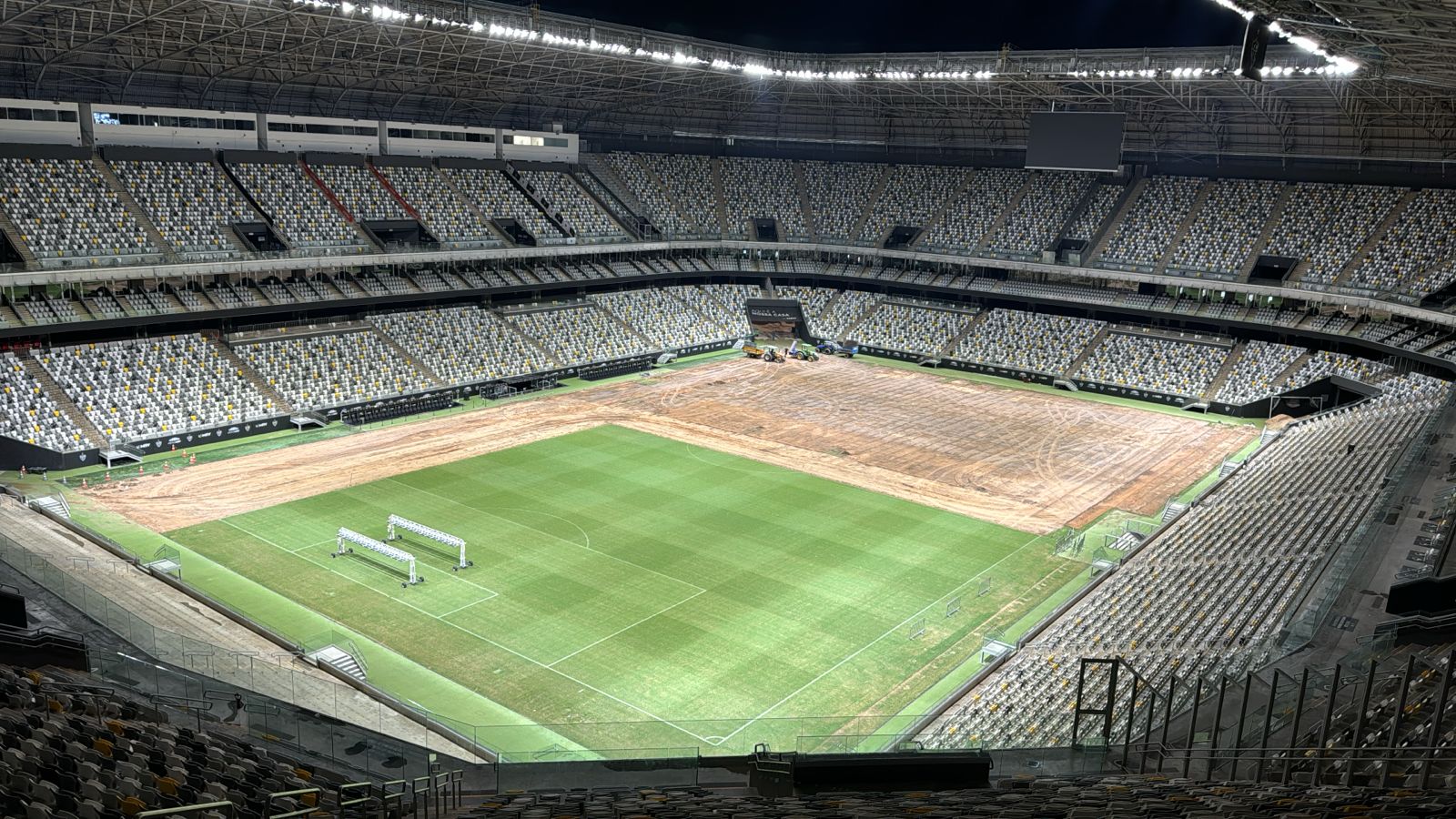 Parte do gramado da Arena MRV já foi removida para troca 