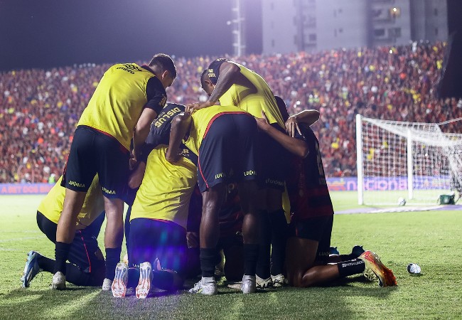 Jogadores do Sport comemoram gol em vitória por 4 a 0 sobre o Guarani, na Ilha do Retiro (foto: Paulo Paiva/ Sport Recife)