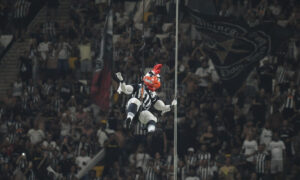 Atlético x Vasco: Galo Doido surpreende e salta do teto da Arena MRV; vídeo 