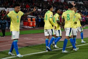 Brasil vira no fim e vence Chile com gols de botafoguenses pelas Eliminatórias