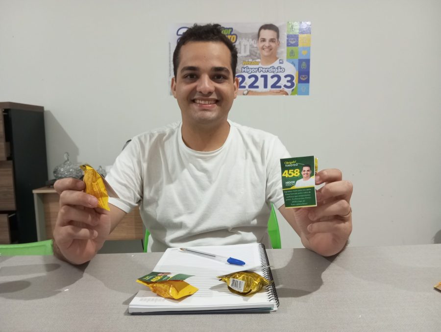 Candidato a vereador de Timóteo, mesmo derrotado nas urnas, agradece a votação com a distribuição de bombons