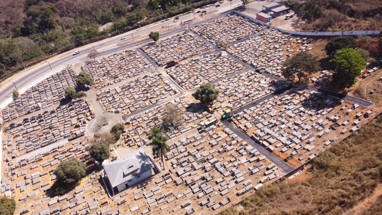 Prefeitura de Timóteo intensifica limpeza e revitalização de cemitérios para o Dia de Finados