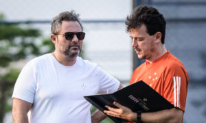 Alexandre Mattos e Fernando Diniz em conversa (foto: Gustavo Aleixo/Cruzeiro)