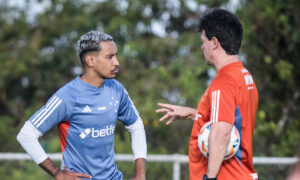 Matheus Pereira em conversa com Fernando Diniz (foto: Gustavo Aleixo/Cruzeiro)