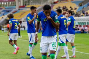 Estevão beija o escudo da Seleção Brasileira (foto: Leto Ribas/CBF)