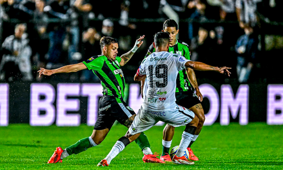 América em jogo da Série B (foto: Mourão Panda/América)